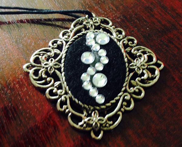 Making Lovely Necklaces at Wamuran Park Home