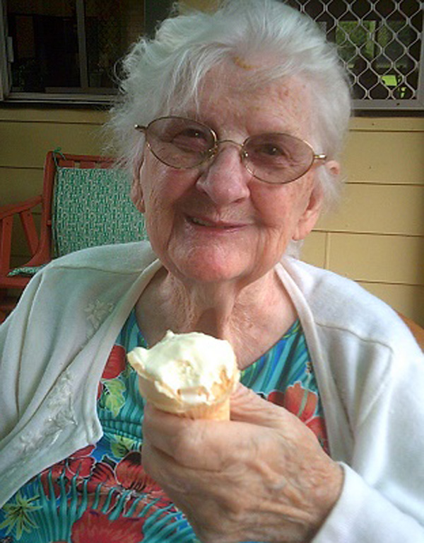 Residents at Roslyn Lodge enjoyed a nice BBQ day